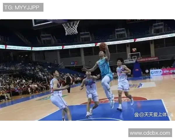 山东男篮与青岛男篮激战正酣谁能在这场对决中笑到最后